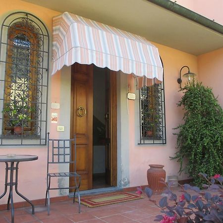 Affittacamere Villa Delia Lucca Bagian luar foto