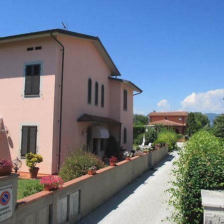 Affittacamere Villa Delia Lucca Bagian luar foto