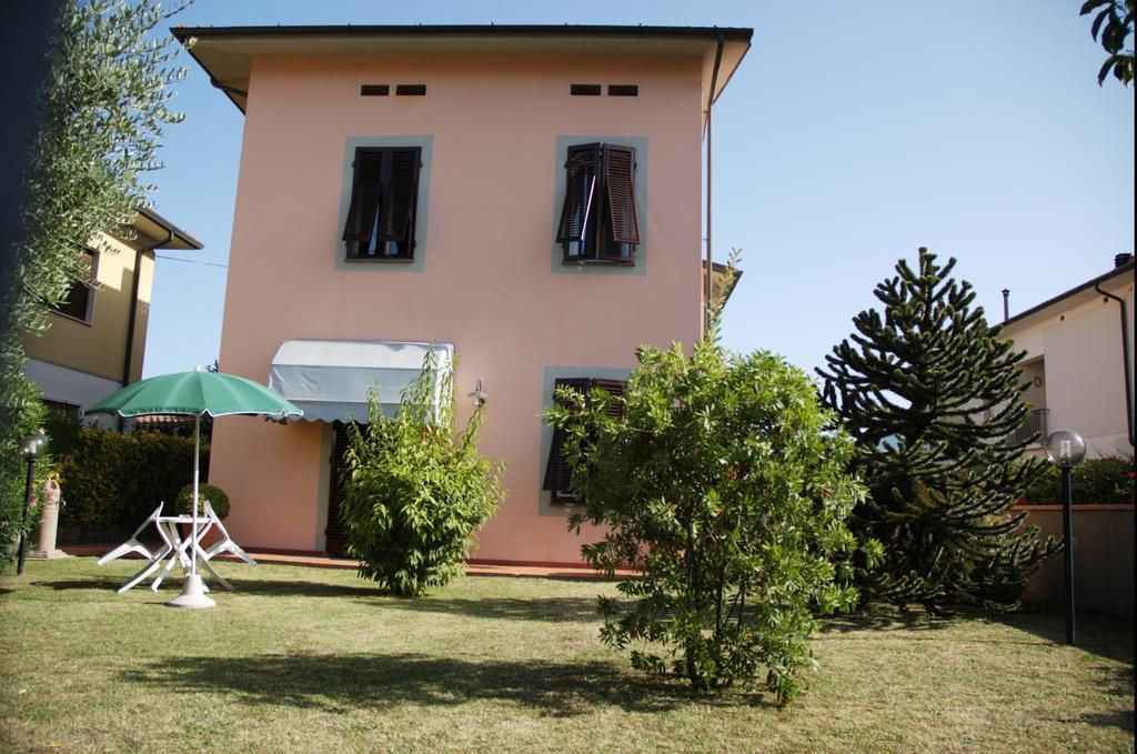 Affittacamere Villa Delia Lucca Bagian luar foto