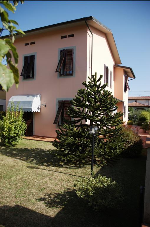 Affittacamere Villa Delia Lucca Bagian luar foto