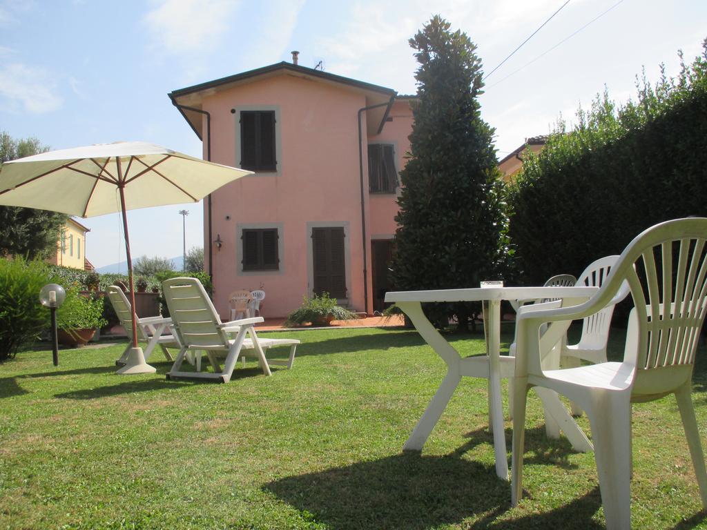 Affittacamere Villa Delia Lucca Bagian luar foto